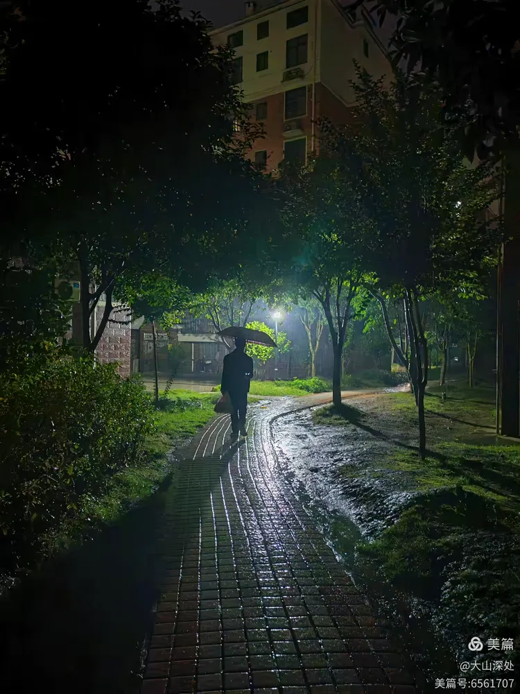 小区雨夜